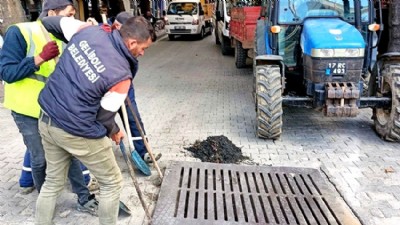 Gelibolu'da kanalizasyon ve yağmur kanalları temizleniyor