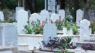 Çeşmealtı Köyü Muhtarı'ndan mezarlıkta ikram uyarısı