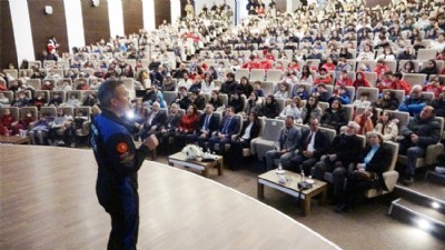 Türkiye’nin ilk astronotu Alper Gezeravcı Çanakkale’de öğrencilerle buluştu