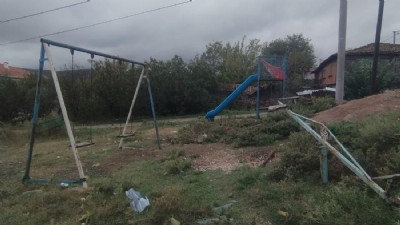 Biga’da Bakımsız Park, Köy Çocuklarının Oyun Hayalini Söndürüyor