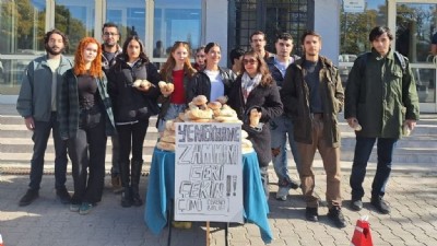 Yemek zammını protesto eden öğrenciler sandviç dağıttı